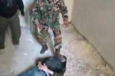Опубликовано видео новых зверств в Сирии: солдаты топчут свою жертву