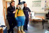 Полиция задержала картонного пасхального зайца