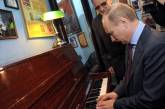 Путин сыграл на пианино