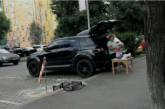 Киевлян насмешила продавщица, торгующая сливами с элитного авто. ФОТО