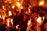 В Иерусалиме в храме Гроба Господня зажёгся огонь, символизирующий нерукотворный свет Воскресения 