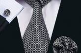 Медики рассказали, почему носить галстук вредно