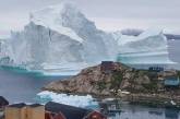 Гренландской деревне угрожает огромный айсберг. ФОТО