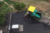Украинские коммунальщики насмешили новым способом ремонта дорог.ФОТО