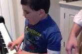 6-летний мальчик-аутист гениально исполняет на пианино известный хит