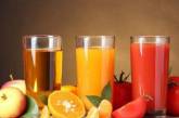 Диетологи объяснили, почему опасно пить натощак фруктовые соки
