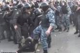 Экипированный защитник путинского режима ударил ногой в живот беззащитной беременной женщины на "Марше миллионов"