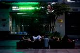 Уставшие шанхайцы спят на скамейках. ФОТО