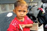 В Индонезии малыш курит 40 сигарет в день. ВИДЕО