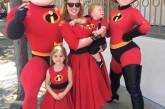 Американская семья посещает Диснейленд в костюмах любимых персонажей. ФОТО