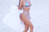 Ким Кардашьян в купальнике цвета металлик позировала на пляже Майами