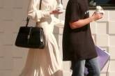 Папарацци засняли Анджелину Джоли, гуляющую с ребенком. ФОТО