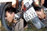 Пьяный житель Вьетнама умудрился засунуть голову между выхлопной трубой и колесом мотоцикла