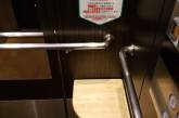 Для чего в лифтах в Японии нужен такой стул ?ФОТО