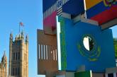 В Лондоне установили флаг Казахстана с дыркой вместо солнца