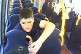 Полиция объявила в розыск жевавшего автобусное кресло британца