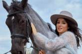 Злата Огневич устроила романтическую фотосессию с участием лошади.ФОТО