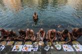 Индуистские верующие воздают почести своим предкам.ФОТО