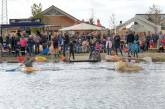 В Германии прошли водные гонки на гигантских тыквах.ФОТО