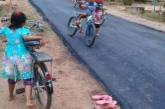В индонезийской деревне впервые заасфальтировали дорогу.ФОТО