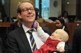 Шведский министр принес младенца на совещание в Евросоюзе