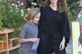 Анджелина Джоли в сдержанном наряде прогулялась с дочерью.ФОТО