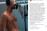 Без одежды: украинский певец выложил в Сеть откровенный снимок.ФОТО