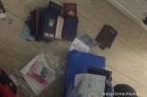 Столичные полицейские поймали киевлянина, который занимался подделкой документов, хранил оружие и наркотики. ФОТО