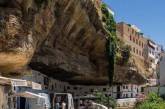 Уникальный испанский город, построенный в скале. ФОТО