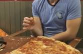 Мечта обжоры: человеку, способному съесть огромную пиццу, заплатят 500 евро. ФОТО