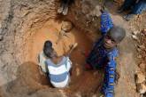 Тяжелый процесс ручной добычи песка в Мали. ФОТО