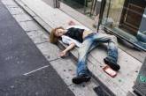 Спящие пьяные люди на улицах Японии. ФОТО