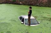 Китайского водителя вытащили из болота. ФОТО