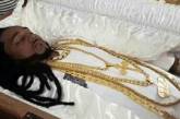 Золотой гроб, шампанское и драгоценности: похороны миллионера из Тринидада. ФОТО