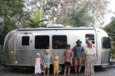 Австралийская семья с четырьмя детьми и путешествие по стране. ФОТО