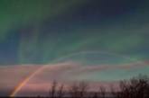 Фотографу удалось снять одновременно северное сияние и радугу. ФОТО