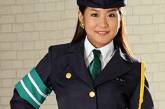 В Японии полицейских одевают в женские вещи, чтобы привлечь внимание преступников 