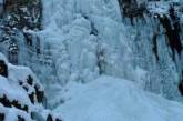 В Карпатах замерз водопад: завораживающие кадры. Фото
