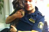 Красавчик-полицейский стал самым желанным мужчиной страны из-за фото с собачкой