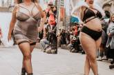 Обычные женщины устроили марш в нижнем белье на Манхэттене. ФОТО