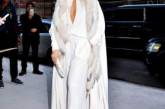 Total white: Джей Ло покрасовалась в шелковом комбинезоне. ФОТО
