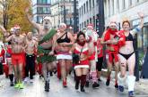 Полуголые Санта-Клаусы на благотворительном забеге в Будапеште. ФОТО