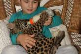 Этот мальчик вырос среди ягуаров. ФОТО