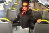 Украинская певица села на шпагат в автобусе. ФОТО