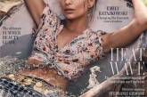 Эмили Ратаковски позировала для Vogue в "косухе" на обнаженном теле. ФОТО