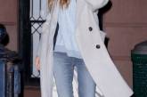 Сара Джессика Паркер на прогулке в блестящих туфлях и модном пальто