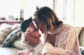 Кейт Хадсон впервые показала новорожденную дочь