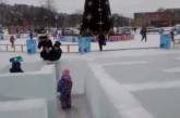 Замуровали: в России построили детский ледяной лабиринт без выхода. ФОТО