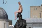 Украинский бомж голышом залез на статую в центре Лондона