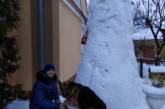 Украинцев повеселил снеговик размером с дом. ФОТО